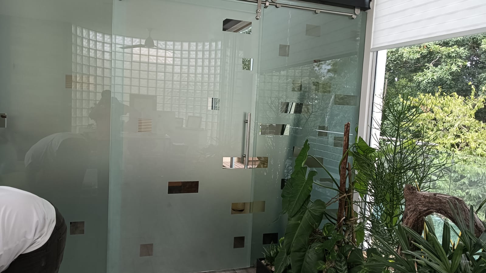 Acabado uniforme en lote de cristales esmerilados para proyecto comercial